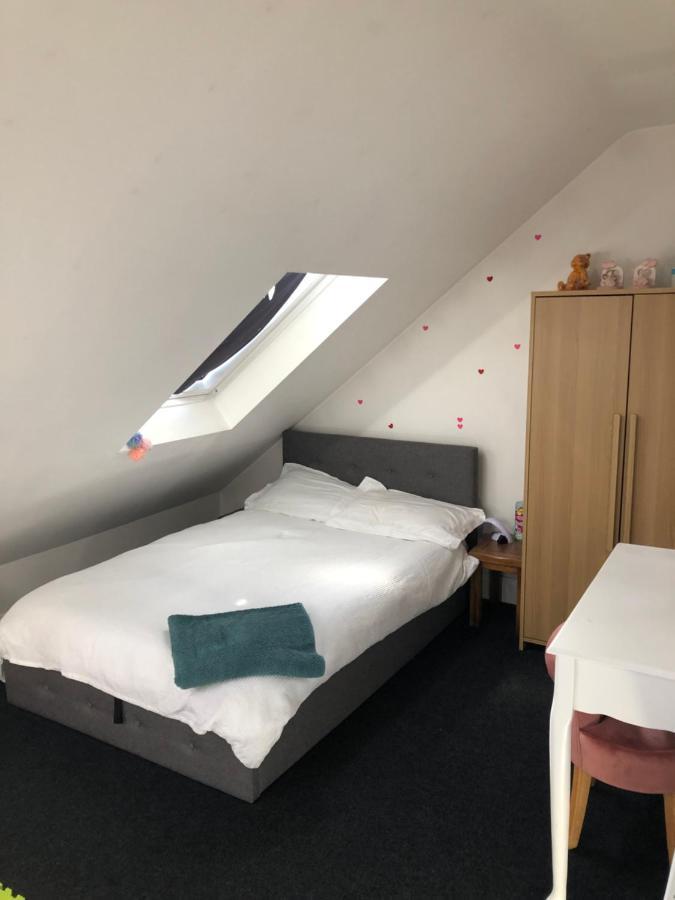 2 X Double Rooms In Cheam Esterno foto